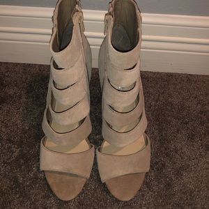 Guess heels size 9 1/2. NEW